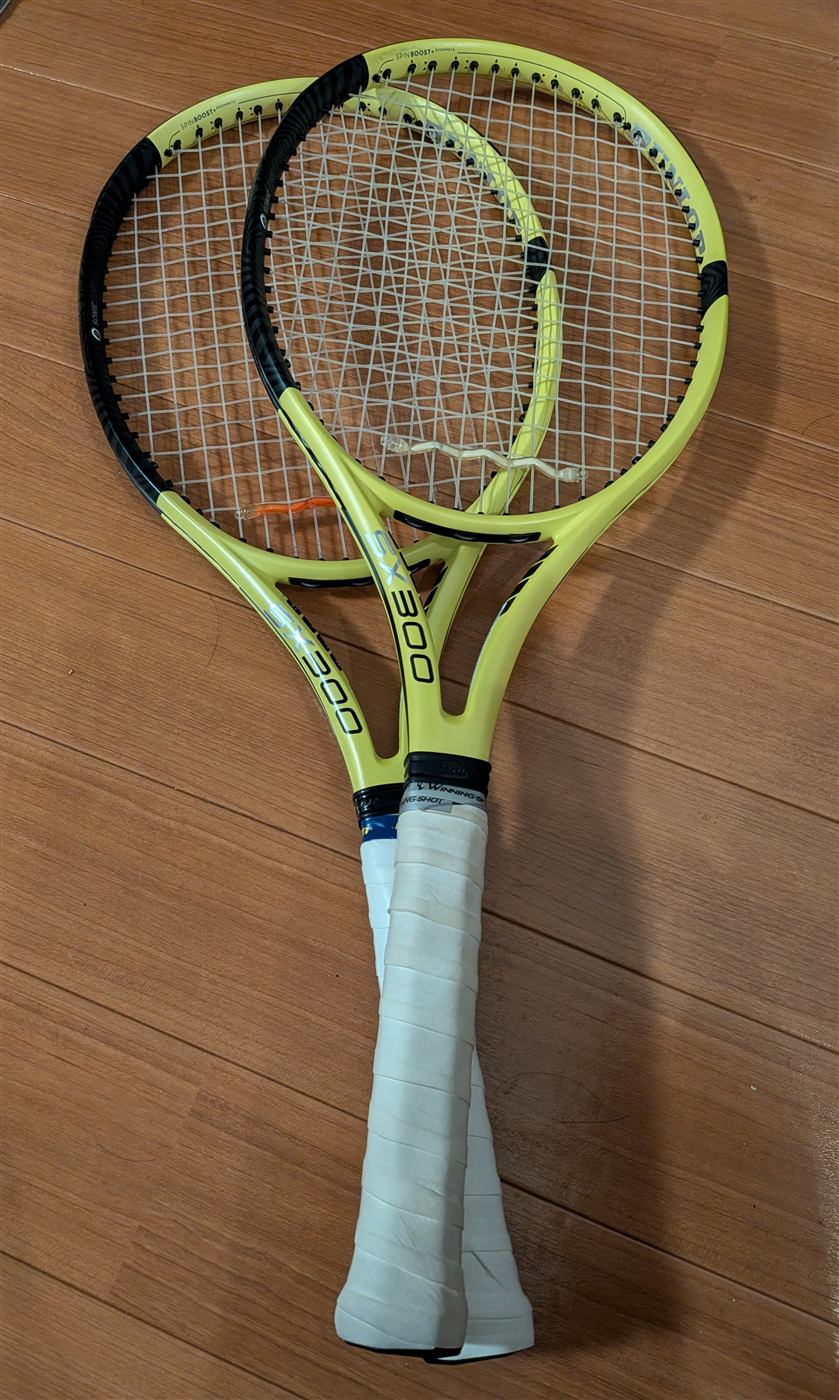 ダンロップ SX300 の同じラケットが2本並んでいる